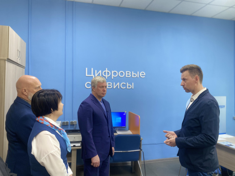 Алексей Русских посетил модернизированный филиал Кадрового центра в Барышском районе.