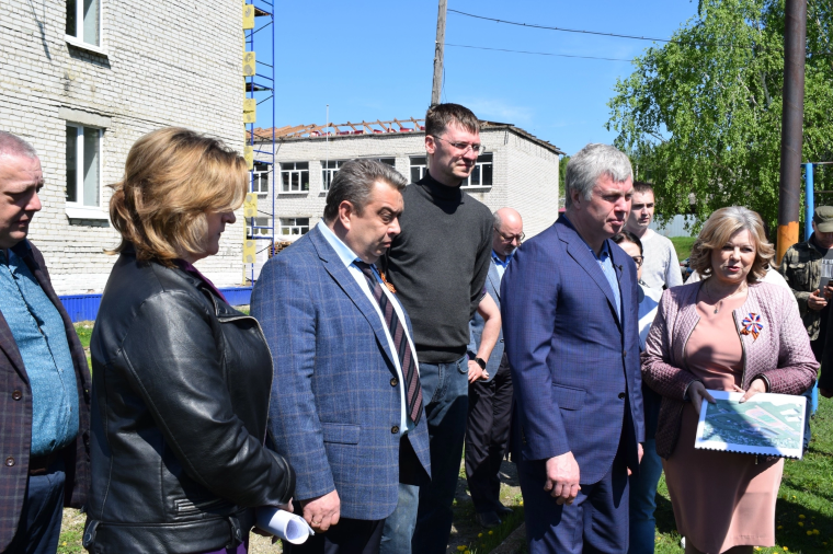 Губернатор Алексей Русских осмотрел ход капитального ремонта в Барышской школе №4.