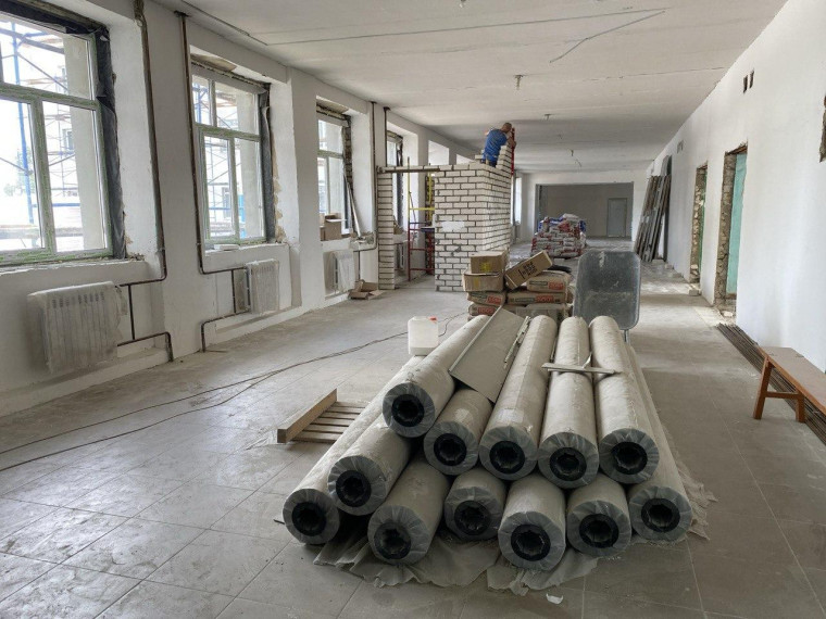 В Барыше продолжается ремонт школы №4.